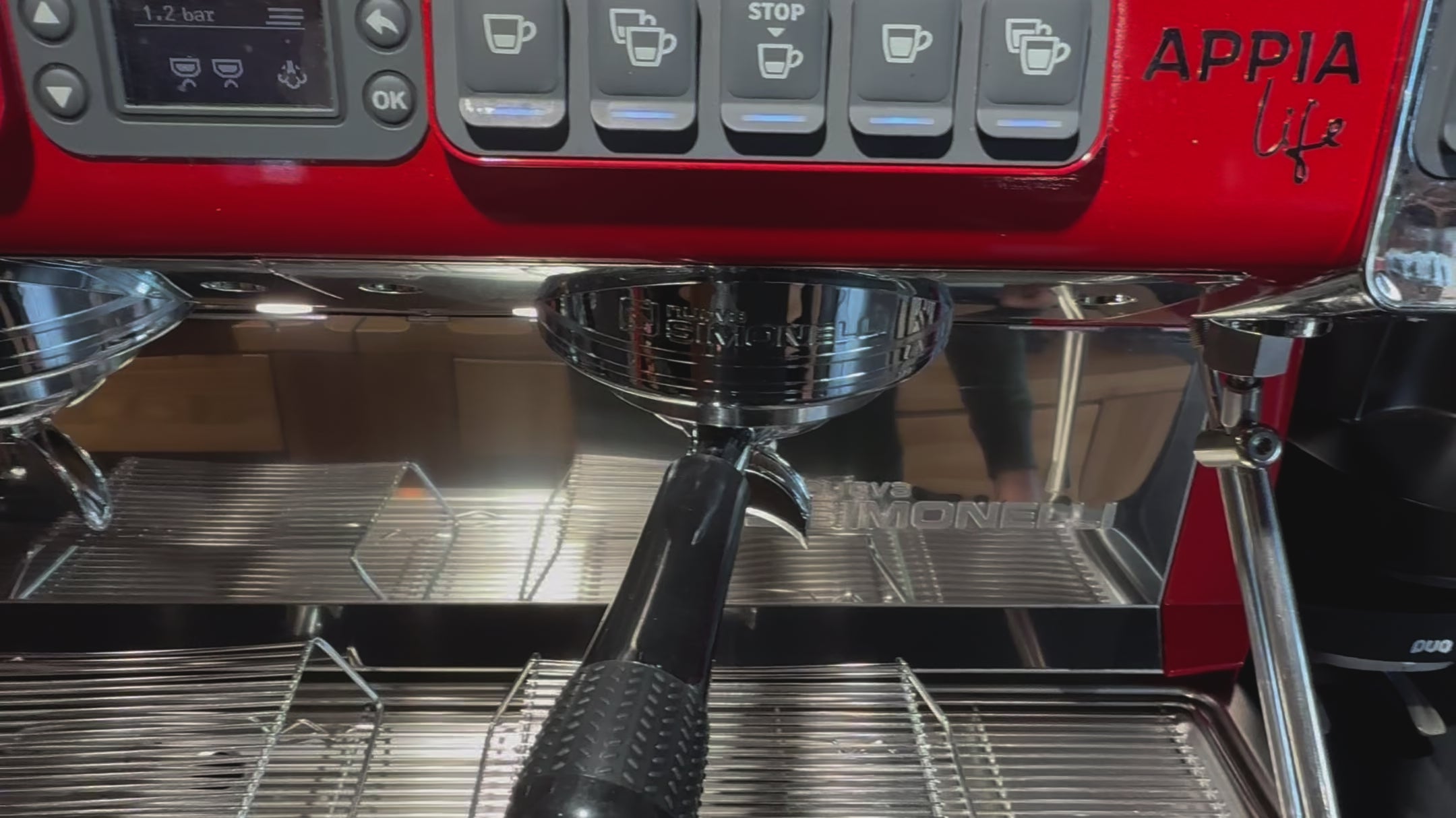 Charger la vidéo : Découvrez la préparation d’un café de qualité avec un percolateur. Cette méthode offre simplicité et efficacité pour obtenir une tasse riche en arômes. Suivez chaque étape pour savourer un café parfaitement extrait, idéal pour vos pauses ou pour accueillir vos clients avec excellence.